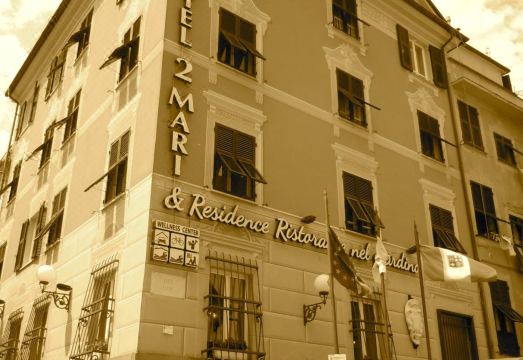 Hotel Due MariHotel Overview