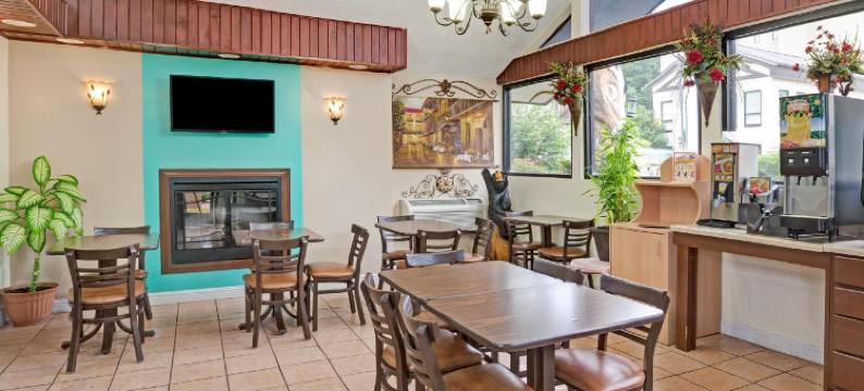 加特林堡市中心速8酒店及会议中心(Super 8 by Wyndham Downtown Gatlinburg at Convention Center)图片