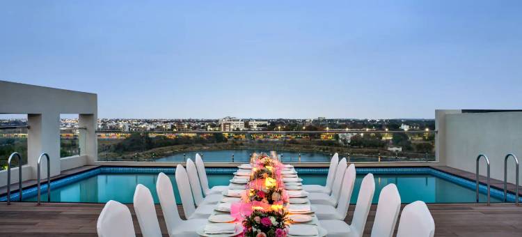 伊多尔-尼帕尼亚温德姆华美达安可酒店(Ramada Encore by Wyndham Indore Nipania)图片