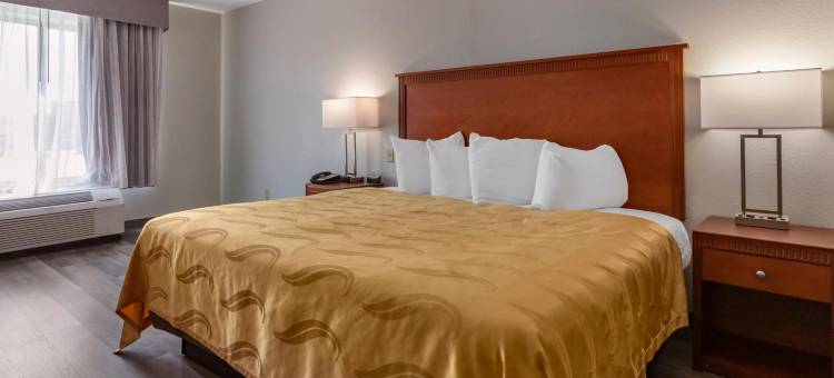 近布拉格堡的费耶特维尔品质酒店Inn(Quality Inn Fayetteville Near Fort Bragg)图片