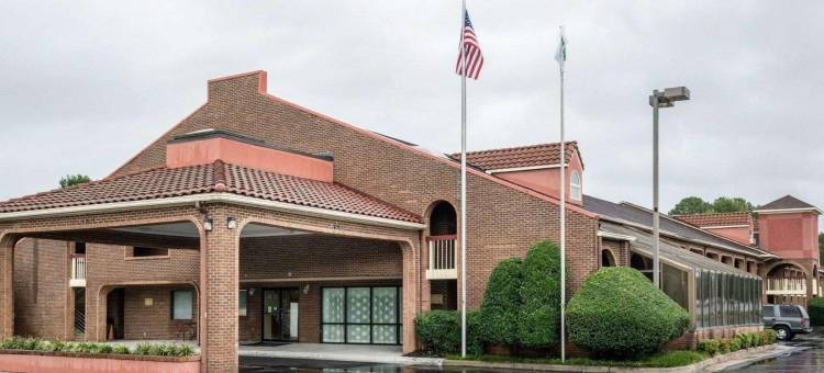 利堡罗德威酒店(Rodeway Inn at Fort Lee)图片