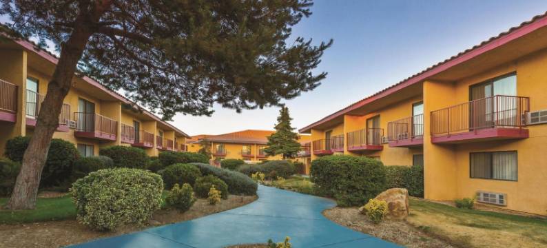 特哈查比温德姆呗盟酒店(Baymont by Wyndham Tehachapi)图片