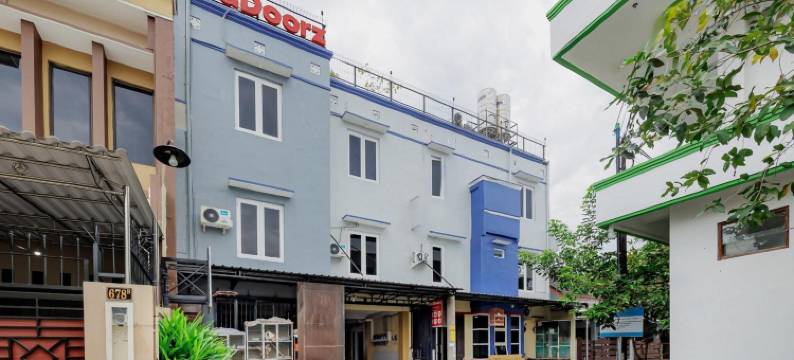 红多兹酒店-近梭罗阿迪苏西普托街(RedDoorz Near Jalan Adi Sucipto Solo)图片