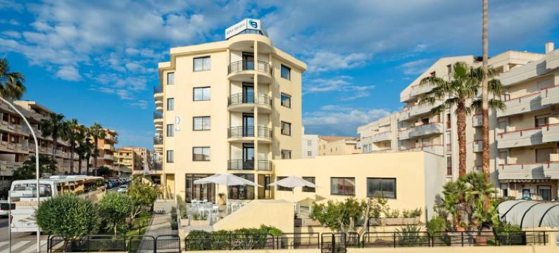 丽娜酒店(Rina Hotel)图片