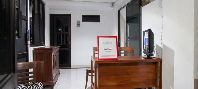 红多兹伊斯兰酒店-近DBL竞技场2号(RedDoorz Syariah Near Dbl Arena 2)图片