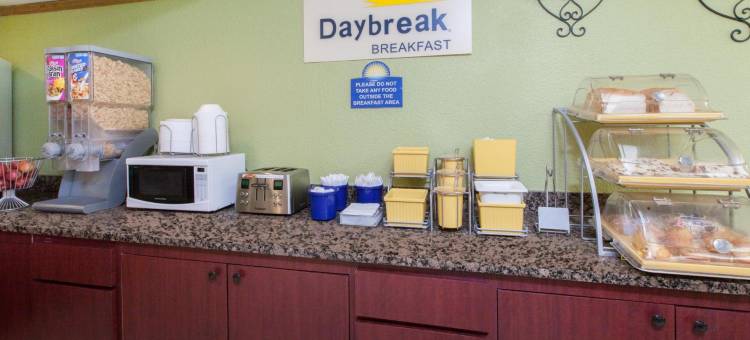 麦迪逊高地戴斯套房酒店(Days Inn & Suites by Wyndham Madison Heights MI)图片