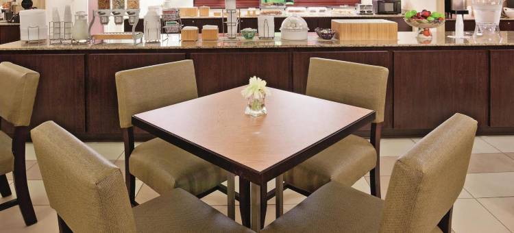 密尔沃基湾岸区拉昆塔温德姆套房酒店(La Quinta Inn & Suites by Wyndham Milwaukee Bayshore Area)图片