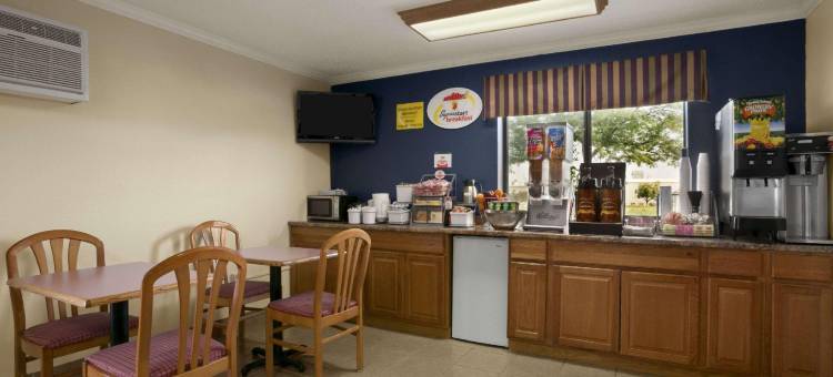 萨吉诺温德姆速8酒店(Super 8 by Wyndham Saginaw)图片