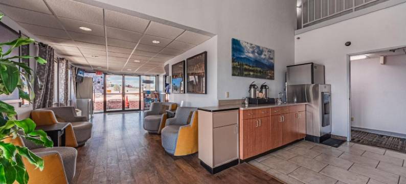 Travelodge by Wyndham科罗拉多斯普林斯机场/彼得森空军基地酒店(Travelodge by Wyndham Colorado Springs Airport/Peterson AFB)图片