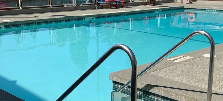 维多利亚麋鹿湖套房酒店(Holiday Inn Victoria – Elk Lake)图片