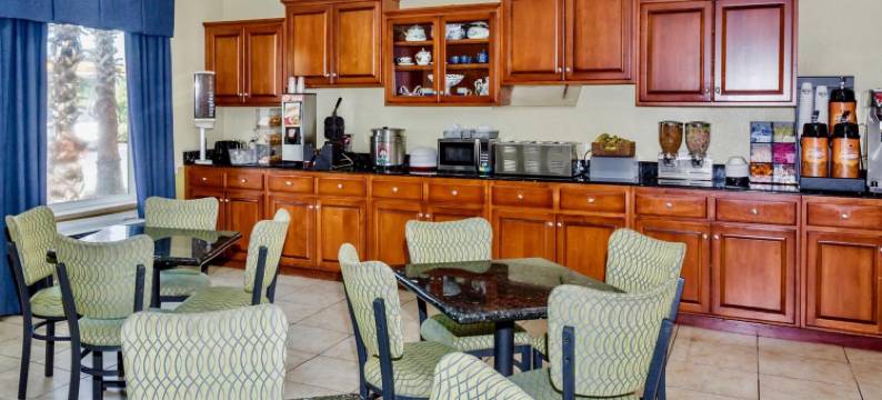 萨凡纳北I-95戴斯套房酒店(Days Inn & Suites by Wyndham Savannah North I-95)图片