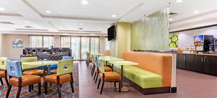 坦帕北I-75拉昆塔温德姆套房酒店(La Quinta Inn & Suites by Wyndham Tampa North I-75)图片