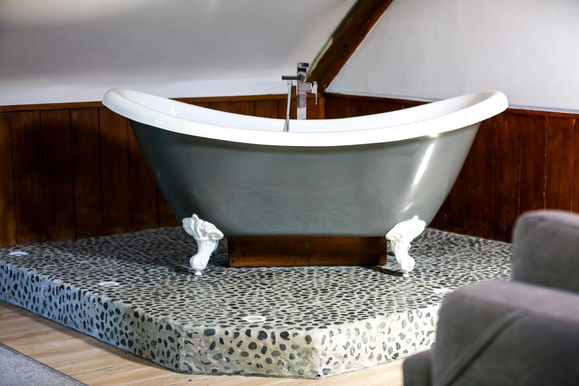 Kingston Country CourtyardOver view