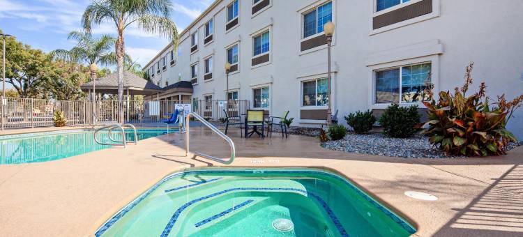 图莱里智选假日套房酒店(Holiday Inn Express & Suites Tulare)图片