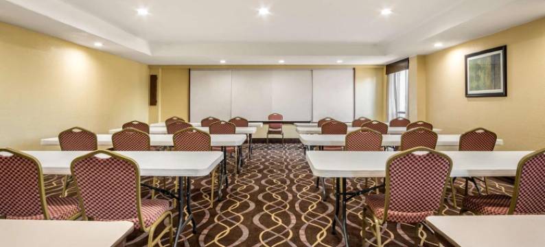 大急流城机场贝蒙特旅馆套房酒店(AmericInn by Wyndham Grand Rapids Airport North)图片