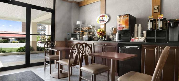 萨尼亚温德姆速8酒店(Super 8 by Wyndham Sarnia on)图片