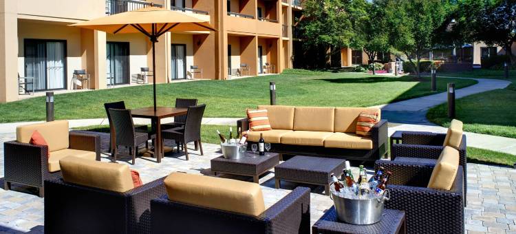 霍兰托莱多机场万怡酒店(Courtyard Toledo Airport Holland)图片