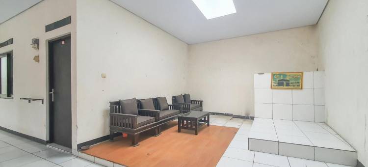 红多兹芝勒邦穆罕默迪亚大学沙里亚酒店(RedDoorz Syariah Near Universitas Muhammadiyah Cirebon)图片