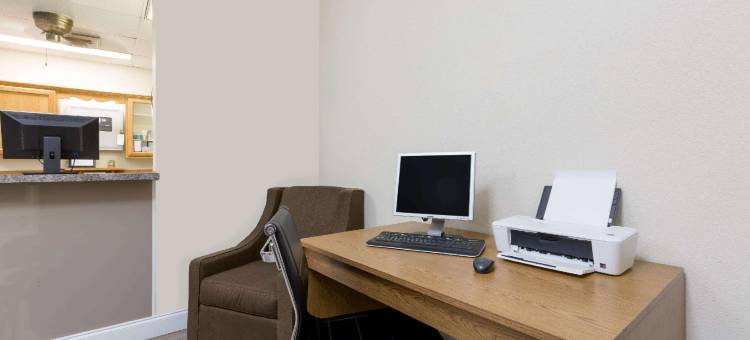 海斯温德姆速8酒店(Super 8 by Wyndham Hays KS)图片