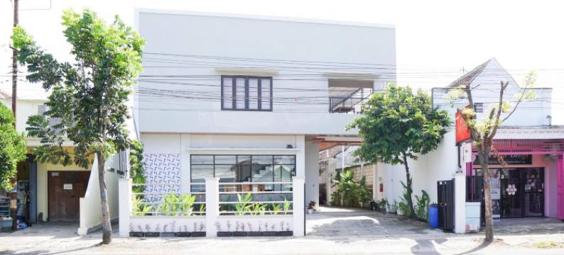 RedDoorz Plus Syariah at Umyas Hotel Near Terminal Anjuk Ladang Nganjuk图片