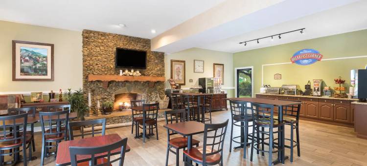 海伦呗盟套房酒店(Baymont by Wyndham Helen)图片