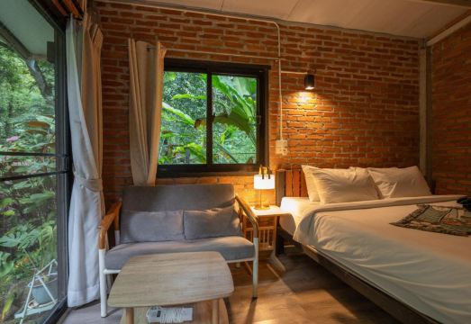 Bee Forest Hotel Overview