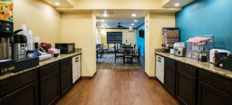 俄克拉何马城机场费尔格朗兹西温德姆速8酒店(Super 8 by Wyndham Oklahoma Airport Fairgrounds West)图片