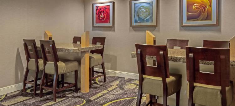 那不勒斯东I-75拉昆塔温德姆套房酒店(La Quinta Inn & Suites by Wyndham Naples East (I-75))图片