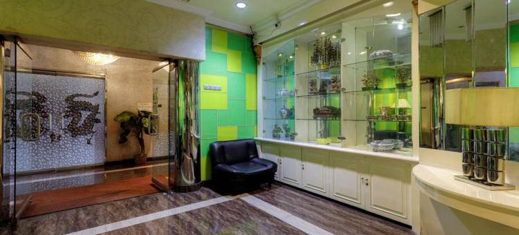 红多兹Plus酒店-近新邦提加特里塔亚萨芝勒贡(RedDoorz Plus Near Simpang Tiga Tritayasa Cilegon)图片