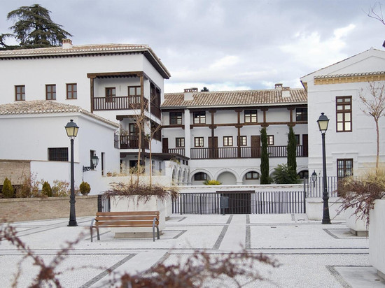 阿尔巴辛智能套房酒店