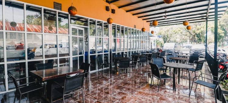 红多兹Plus酒店-近苏丹哈桑丁机场(RedDoorz Plus Near Sultan Hasanuddin Airport)图片