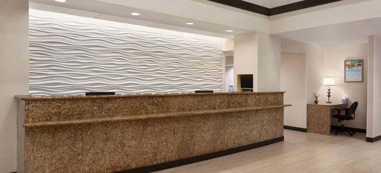 奥兰多机场华美达套房酒店(Ramada by Wyndham Suites Orlando Airport)图片