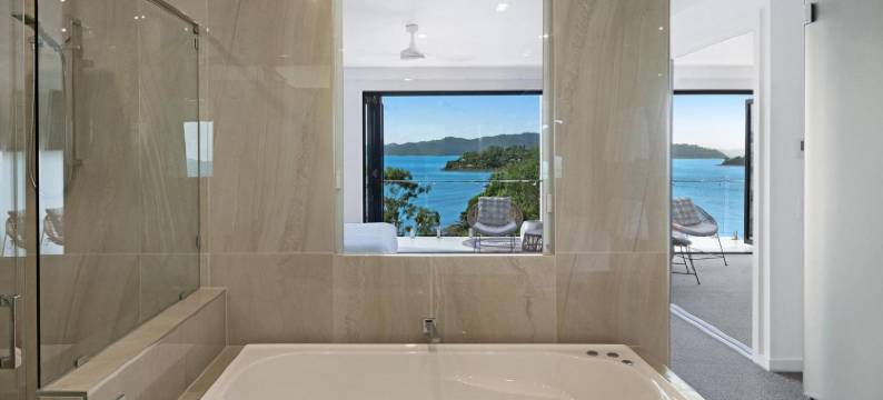 Hidden Cove on Hamilton Island by Hiha图片