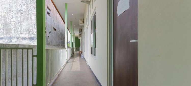 库尔科斯特清真酒店 - 靠近西多阿佐广场(KoolKost Syariah Near Alun Alun Sidoarjo)图片