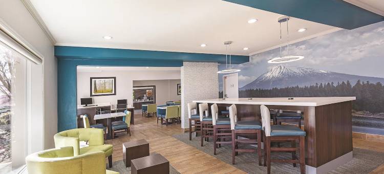 梅德福森特勒尔波因特拉昆塔温德姆套房酒店(La Quinta Inn & Suites by Wyndham Central Point - Medford)图片