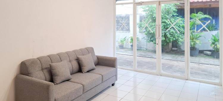 RedDoorz at Grand Mirza Near Pasar Grosir Batik Setono Pekalongan图片