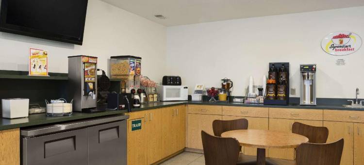 马尼斯特速8酒店(Super 8 by Wyndham Manistee)图片