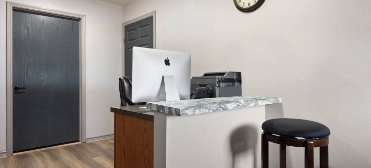 卡里索斯普林斯鹰巢- 温德姆旅屋(Eagle&#x27;s Den Suites Carrizo Springs a Travelodge by Wyndham)图片