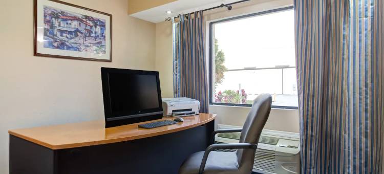 坦帕戴斯套房酒店-近依波城(Days Inn & Suites by Wyndham Tampa near Ybor City)图片