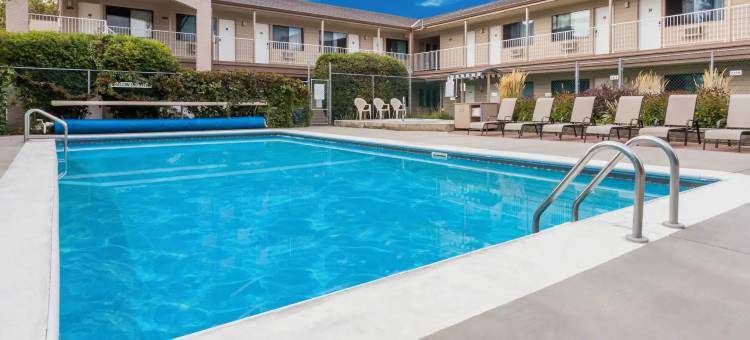 基洛纳速8酒店(Super 8 by Wyndham Kelowna BC)图片