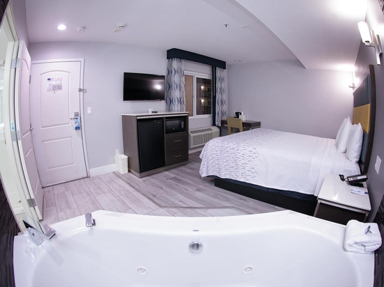 Travelodge Inn & Suites by Wyndham West Covina