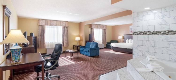 布卢明顿大学区凯艺套房酒店(Quality Inn & Suites Bloomington University Area)图片