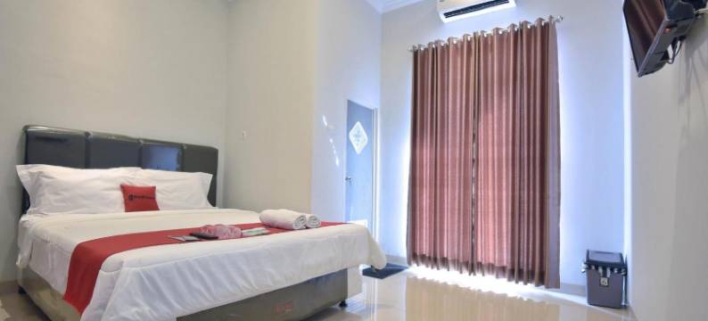 红多兹酒店近阿伦阿伦芝拉扎(RedDoorz near Alun Alun Cilacap)图片