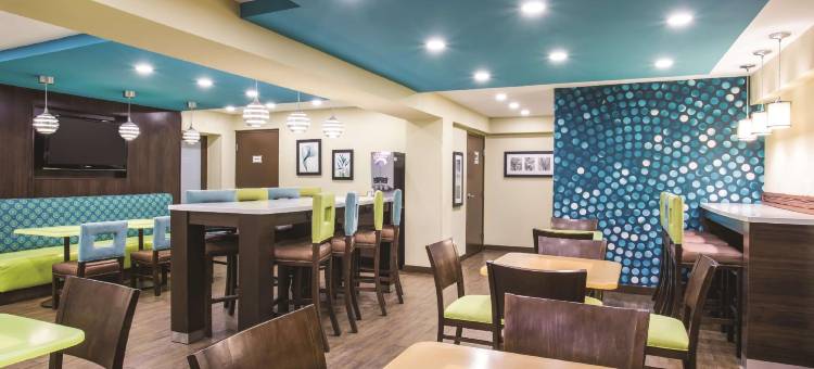 代托纳比奇海滨拉昆塔温德姆套房酒店(La Quinta Inn & Suites by Wyndham Oceanfront Daytona Beach)图片