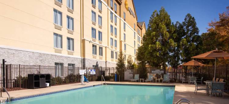 亚特兰大机场北拉昆塔温德姆套房酒店(La Quinta Inn & Suites by Wyndham Atlanta Airport North)图片