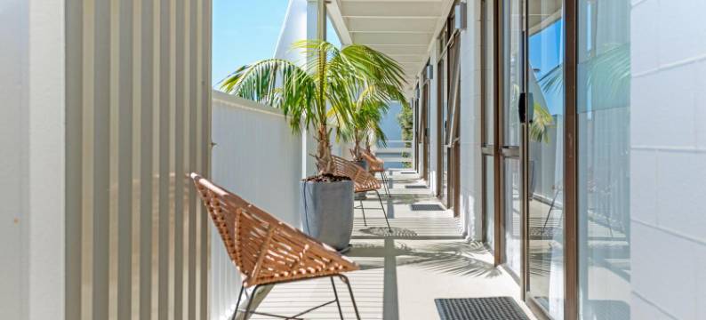 花落金沙海滨汽车旅馆(Whispering Sands Beachfront Motel)图片