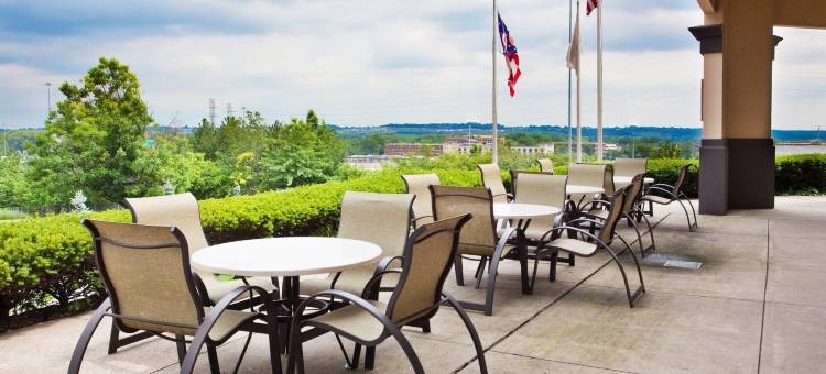 克里夫兰独立村华美达酒店(Ramada by Wyndham Cleveland Independence)图片