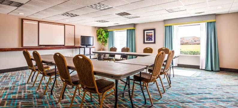 温德姆华美达酒店 伯克伯内特 / 威奇托福尔斯(Ramada by Wyndham Burkburnett / Wichita Falls)图片