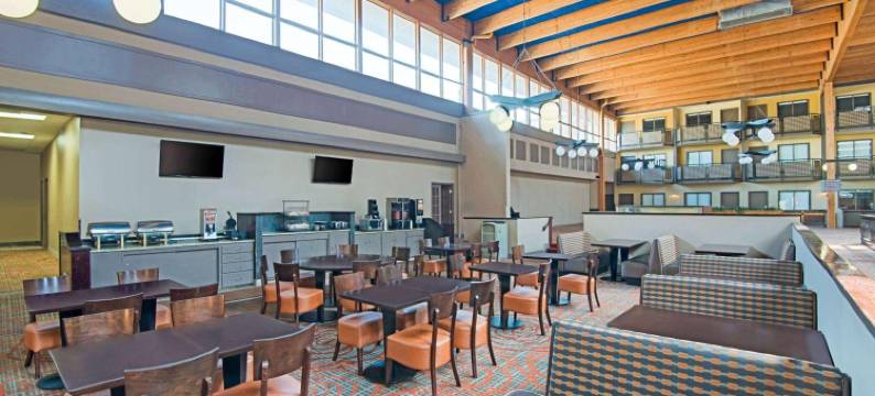 吉莱特华美达广场酒店会议中心(Ramada Plaza by Wyndham Gillette Conference Center)图片