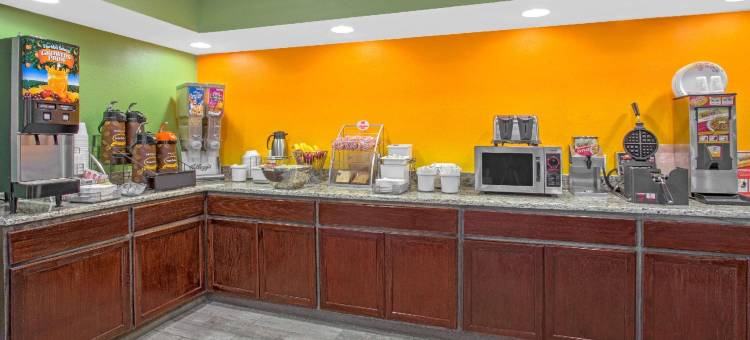 温莎-麦迪逊北温德姆速8酒店(Super 8 by Wyndham Windsor/Madison North)图片